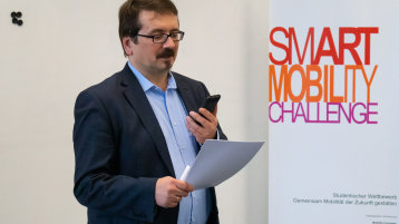 Prof. Dr. Michael Frantzen bei der Vorstellung der Ergebnisse der ersten Smart Mobility Challenge.  (Bild: Schnitzler/TH Köln)