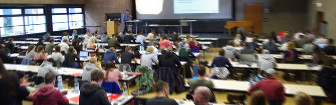 Studierende in der Vorlesung Baustofflehre (Bild: TH Köln)