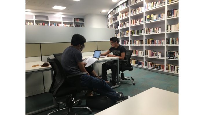 Studierende in der Bibliothek der Tec de Monterrey
