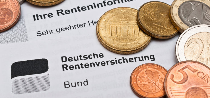 Euromünzen liegen auf einem Schreiben der deutschen Rentenversicherung (Image: adobe stock)
